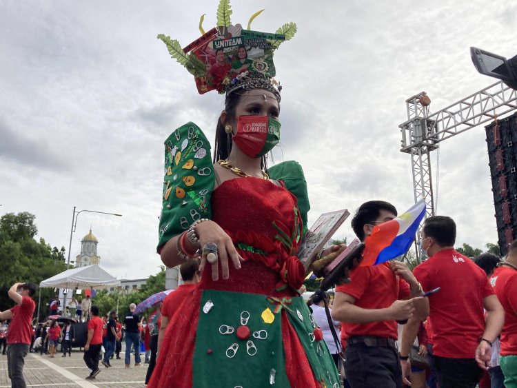 Woman, dog in UniTeam-inspired outfits catch attention at Marcos" inauguration